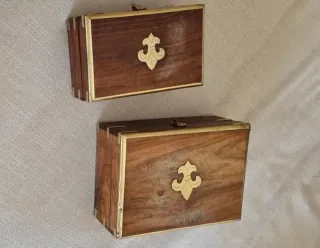 Cajas de madera con adornos metálicos