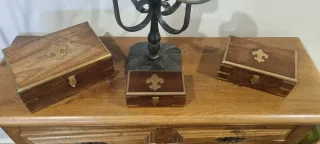 Cajas de madera con adornos metálicos