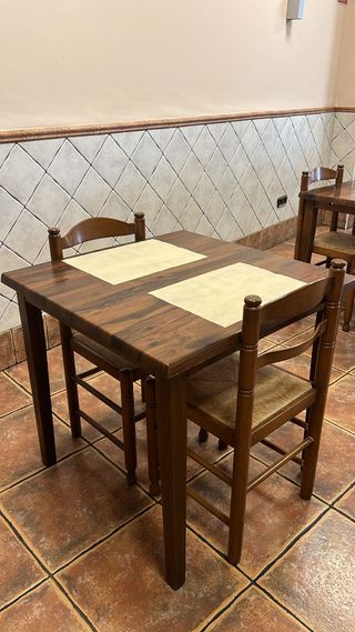 Mesa de madera cuadrada