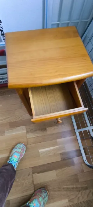Mesita de noche de madera