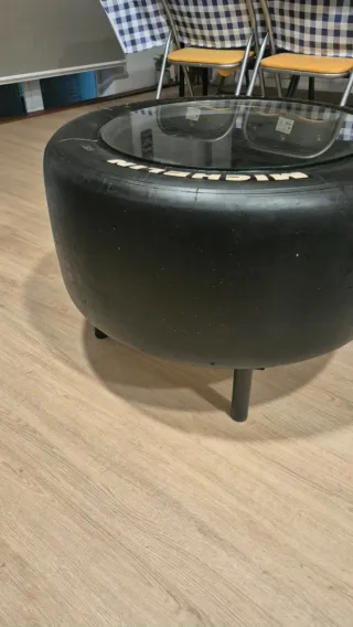 Mesa de centro Michelin cristal y neumático.