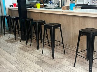 Alzate da bar nere in stile industriale