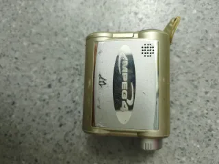 Videocámara antigua dorada y plateada