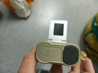 Videocámara antigua dorada y plateada