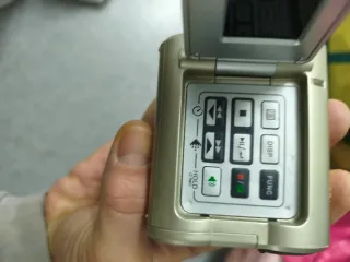 Videocámara antigua dorada y plateada