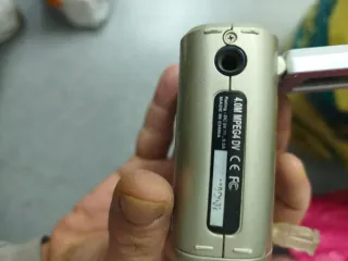 Videocámara antigua dorada y plateada