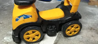 Camión de juguete amarillo y negro