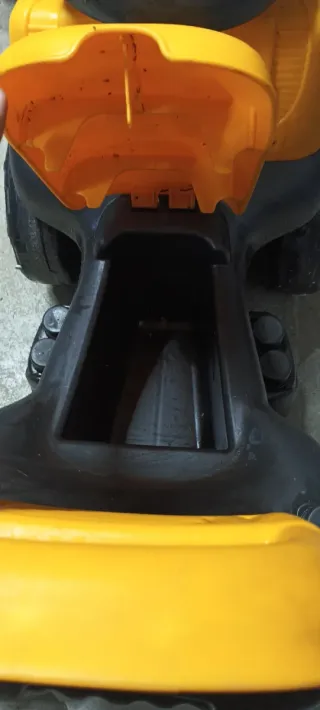 Camión de juguete amarillo y negro