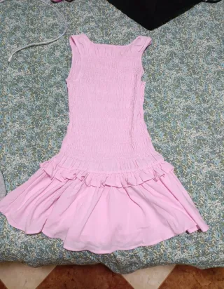 Vestido rosa corto con volantes