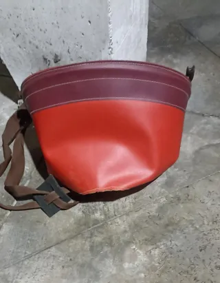 Bolso de cuero rojo y burdeos
