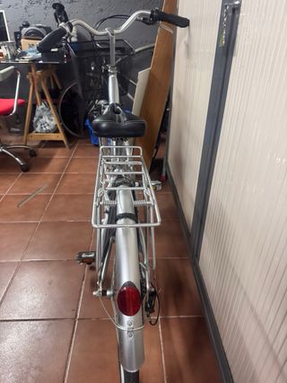 Bicicleta de paseo Monty plateada