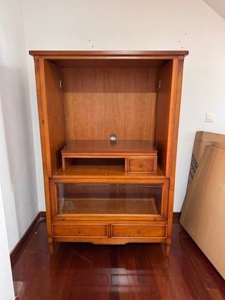 Mueble de madera con vitrina y cajones