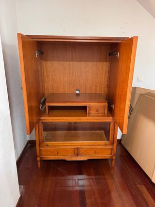 Mueble de madera con vitrina y cajones