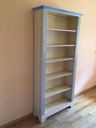 Librería Osito Azul pintada a mano