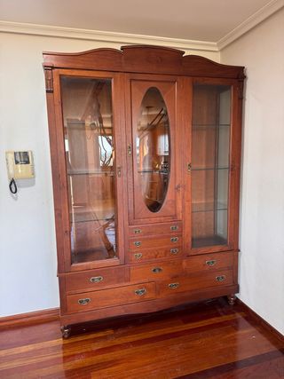 Mueble vitrina de madera con puertas de cristal