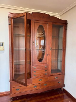 Mueble vitrina de madera con puertas de cristal