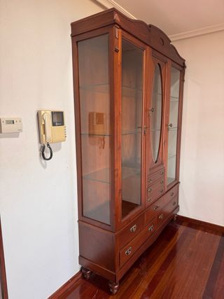 Mueble vitrina de madera con puertas de cristal