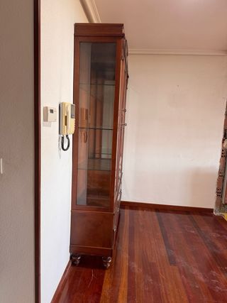 Mueble vitrina de madera con puertas de cristal