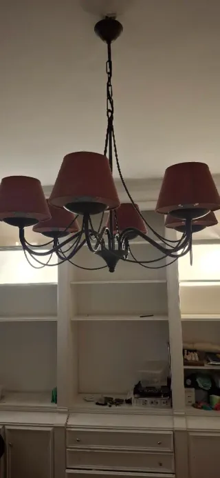 Lámpara de techo salón tela roja