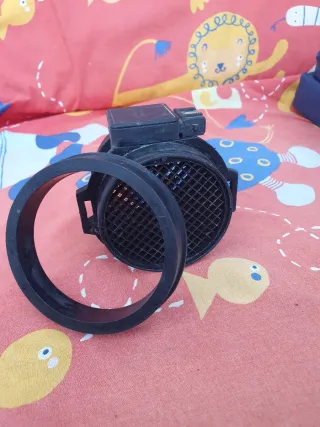 Caudalímetro BMW con referencia 5WK9605.