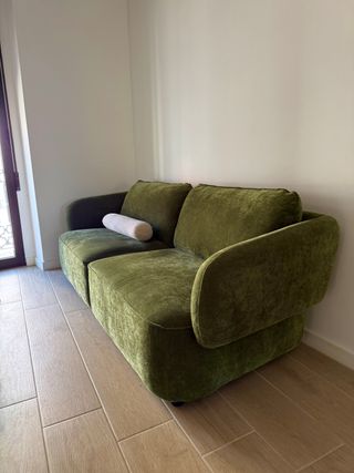 Sofá verde de tela con puff - nuevo!