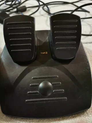 Volante Logic3 TopDrive GT1 con pedales