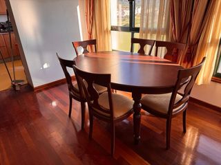 Mesa de comedor ovalada y 6 sillas