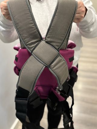 Mochila portabebés morada con flores marca Jane