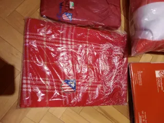 Atleti: Cojín, Sábanas, Chubasquero y Bufanda