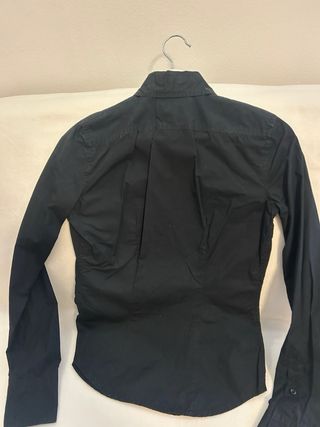 Camisa juvenil negra bordada