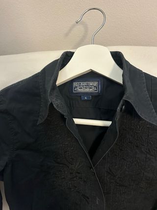 Camisa juvenil negra bordada