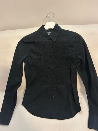 Camisa juvenil negra bordada