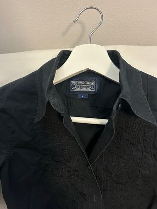 Camisa juvenil negra bordada