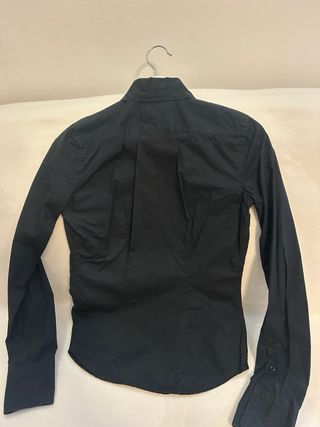 Camisa juvenil negra bordada