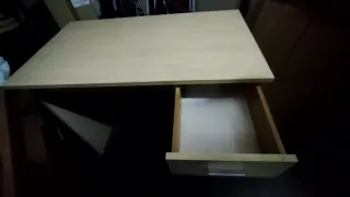 Escritorio beige con cajón y estante