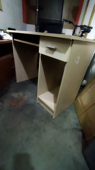 Escritorio beige con cajón y estante