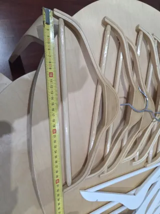 Lote de perchas de madera y metal