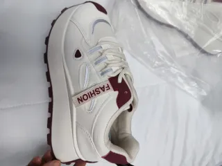 Zapatillas deportivas blancas y rojas