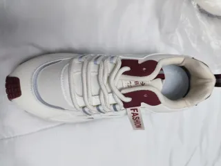 Zapatillas deportivas blancas y rojas