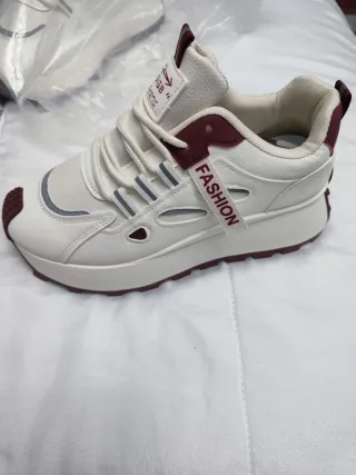 Zapatillas deportivas blancas y rojas