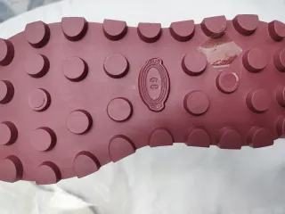 Zapatillas deportivas blancas y rojas