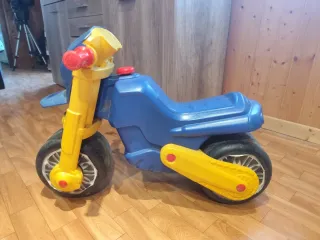 Moto infantil Molto azul y amarilla