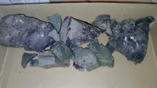 Pietre vulcaniche e laviche grezze.