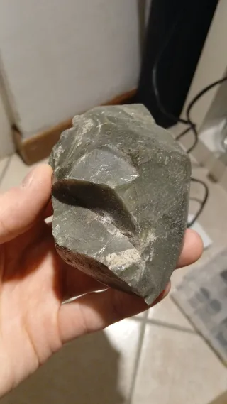 Pietre vulcaniche e laviche grezze.