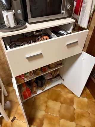 Mueble de cocina blanco y plateado
