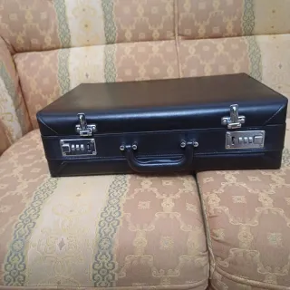 Maletín vintage negro con combinación