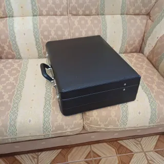 Maletín vintage negro con combinación