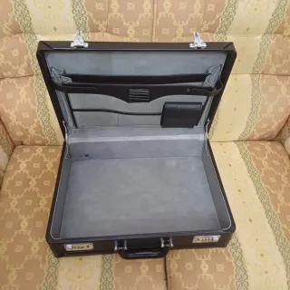 Maletín vintage negro con combinación