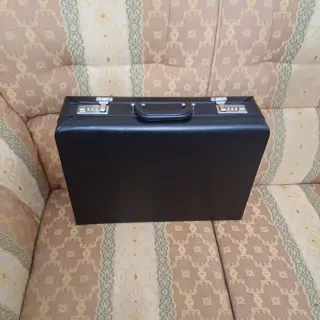 Maletín vintage negro con combinación