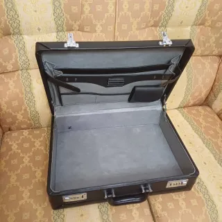 Maletín vintage negro con combinación